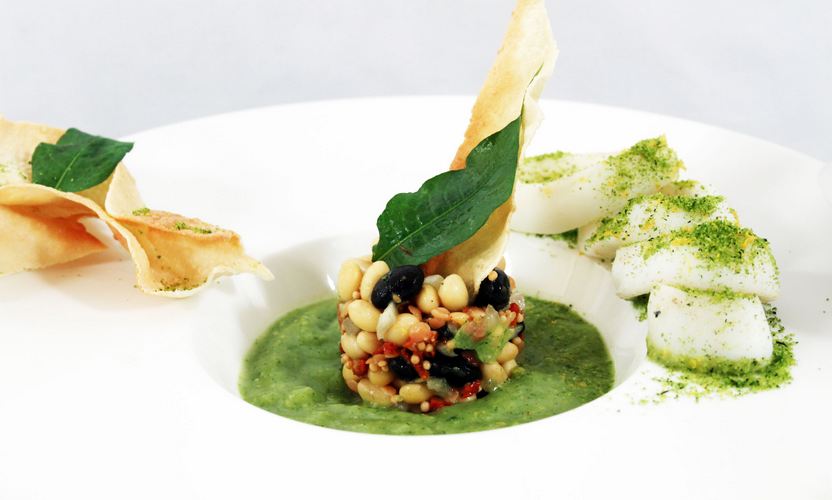Salade de légumineuses calamars grillés et pesto sec